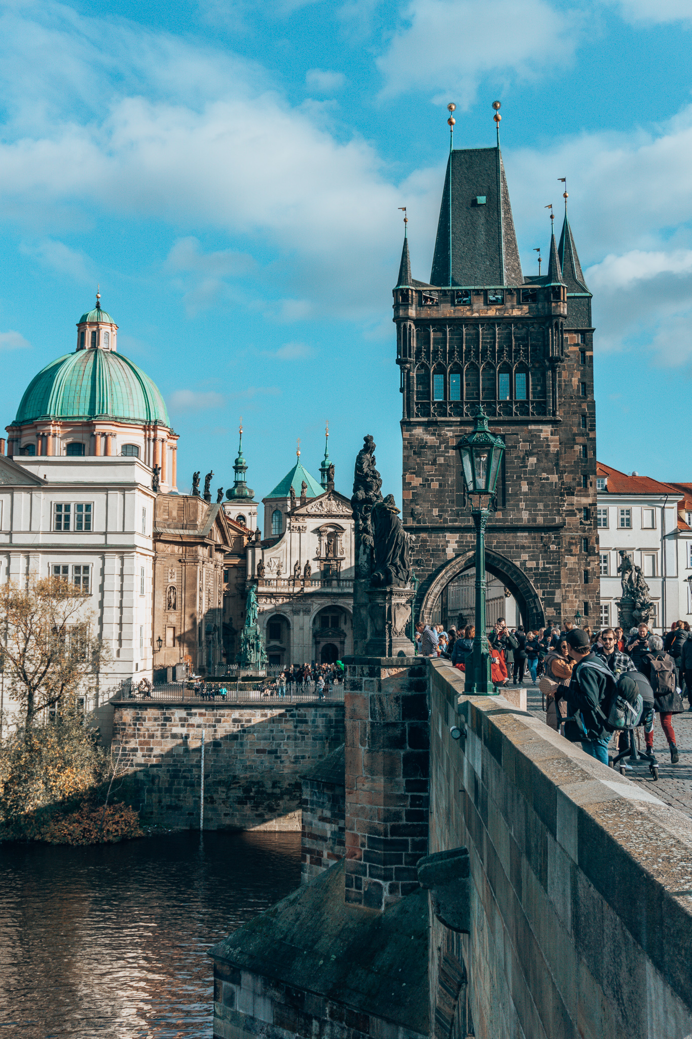 De meest bekende brug in Praag, de Karelsbrug